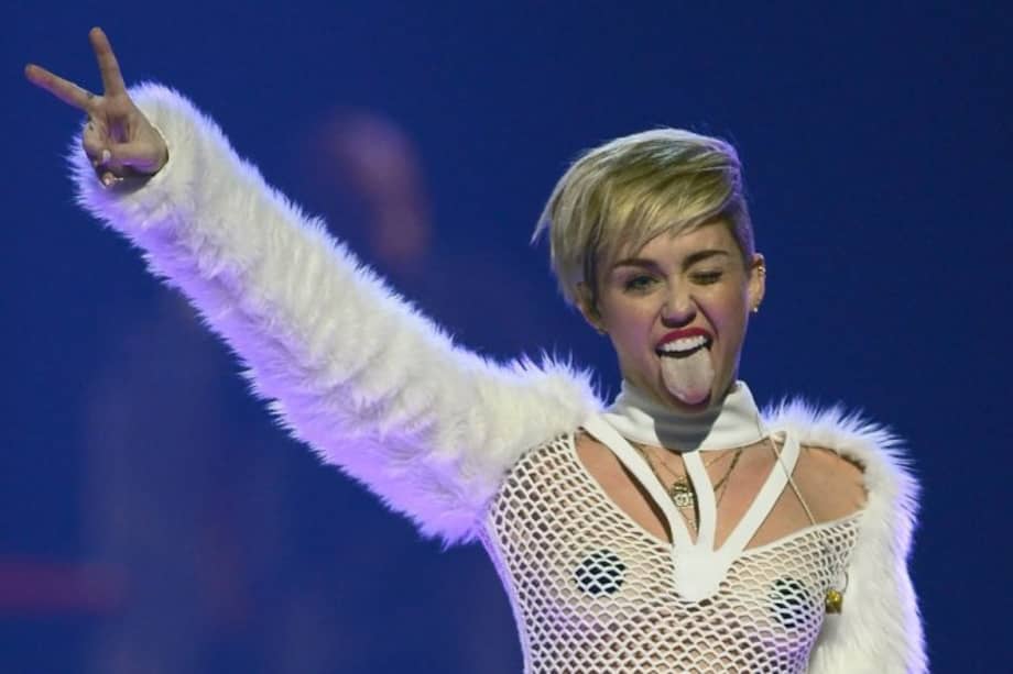 Miley Cyrus provoca escándalo en Miami al fumar marihuana durante concierto
