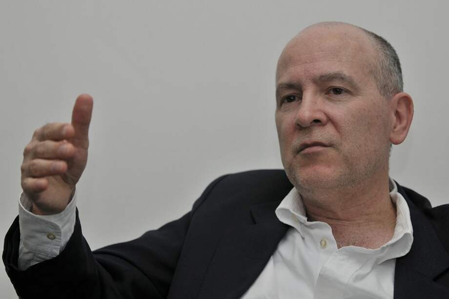 El precandidato de la Alianza Verde a la Alcaldía de Bogotá, Carlos Vicente de Roux. / Gustavo Torrijos - El Espectador