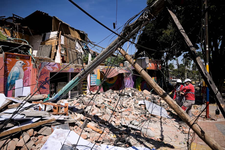 Imagen del centro de Pereira, donde trabajan cientos de rescatistas tratando de remover los escombros.
