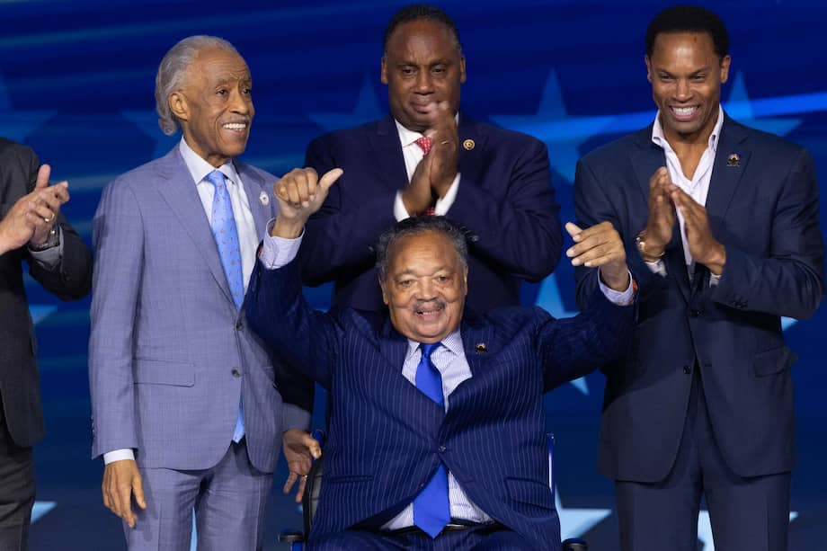 Jesse Jackson (c), histórico líder del movimiento por los derechos civiles en Estados Unidos, durante la Convención Nacional Demócrata en Chicago el 19 de agosto de 2024.