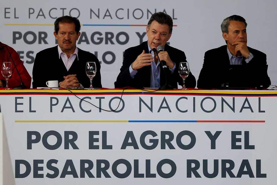 El vicepresidente Angelino Garzón junto al presidente Juan Manuel Santos y el ministro de Agricultura, Rubén Darío Lizarralde. / SIG