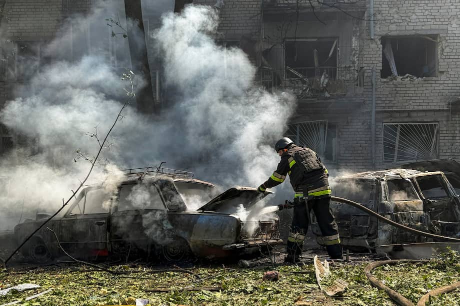 Un rescatista ucraniano trabaja en el lugar de un ataque ruso contra una zona residencial en Zaporiyia, Ucrania, este 10 de agosto de 2026, en el marco de la actual invasión rusa