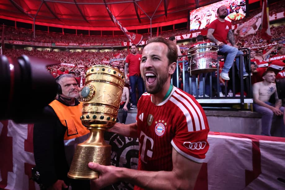 Harry Kane celebrando con los fans de Bayern Múnich la consecución de la Copa de Alemania contra VfB Stuttgart en el estadio Olímpico de Berlín, Alemania, el 23 de mayo de 2026.