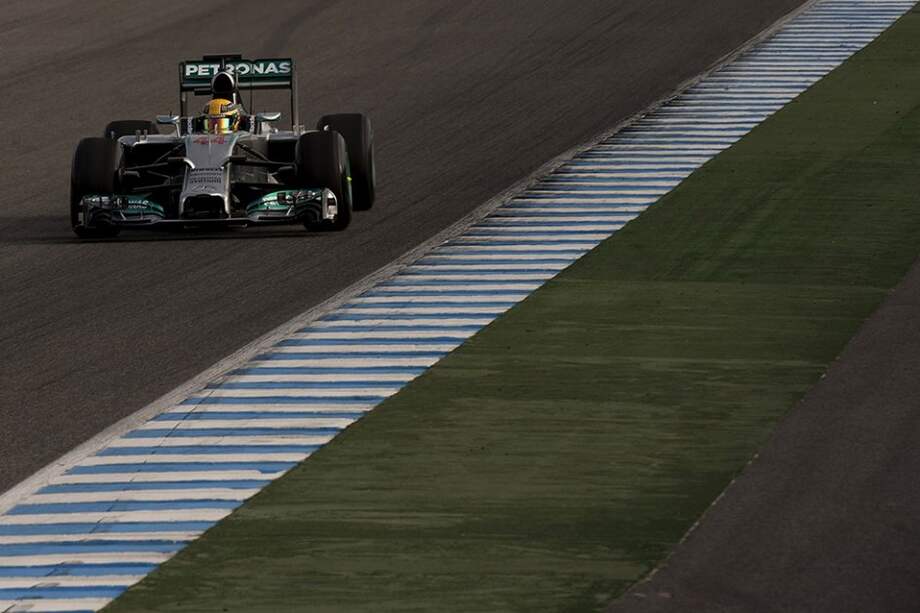 Lewis Hamilton realizó el mejor tiempo en los entrenamientos de Jerez