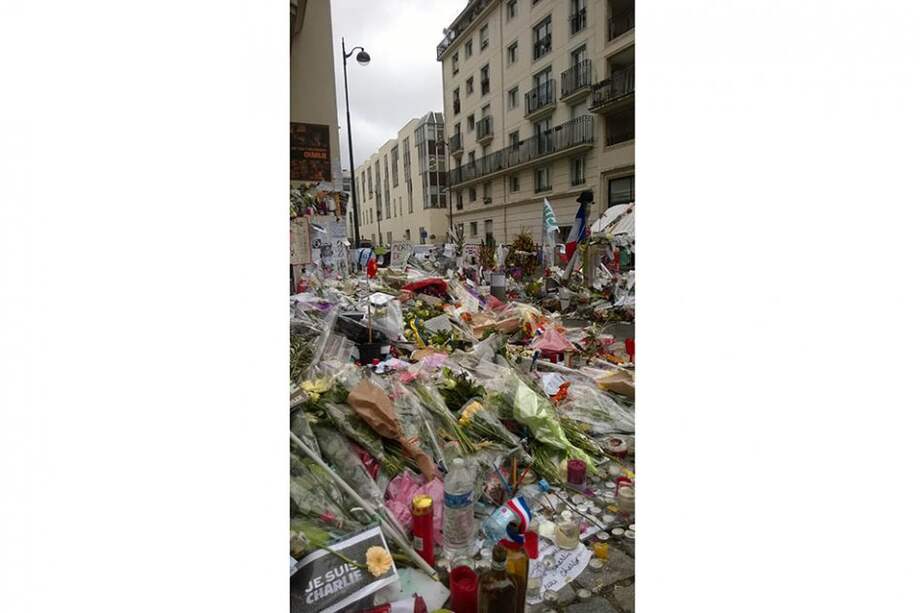 Todavía dejan flores en la sede del semanario satírico “Charlie Hebdo” en París. / Ricardo Abdahllah