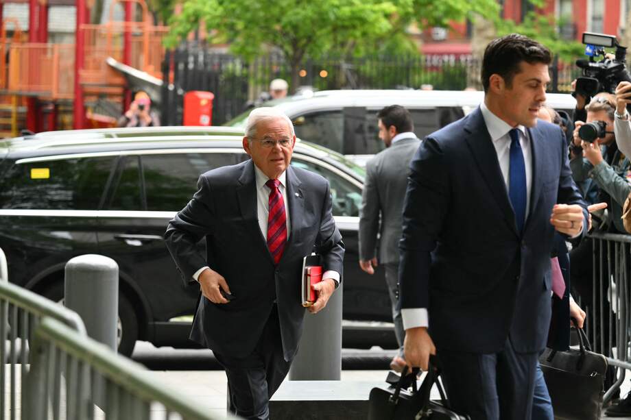 El senador estadounidense Bob Menéndez (centro), demócrata de Nueva Jersey, llega al Tribunal Federal de Manhattan, en la ciudad de Nueva York, el 13 de mayo de 2024.