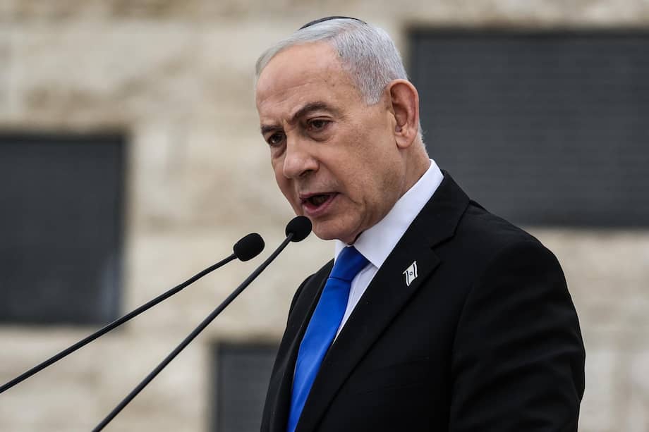 El primer ministro israelí Benjamin Netanyahu habla durante una ceremonia conmemorativa del Día de Recuerdo de los soldados caídos de Israel.