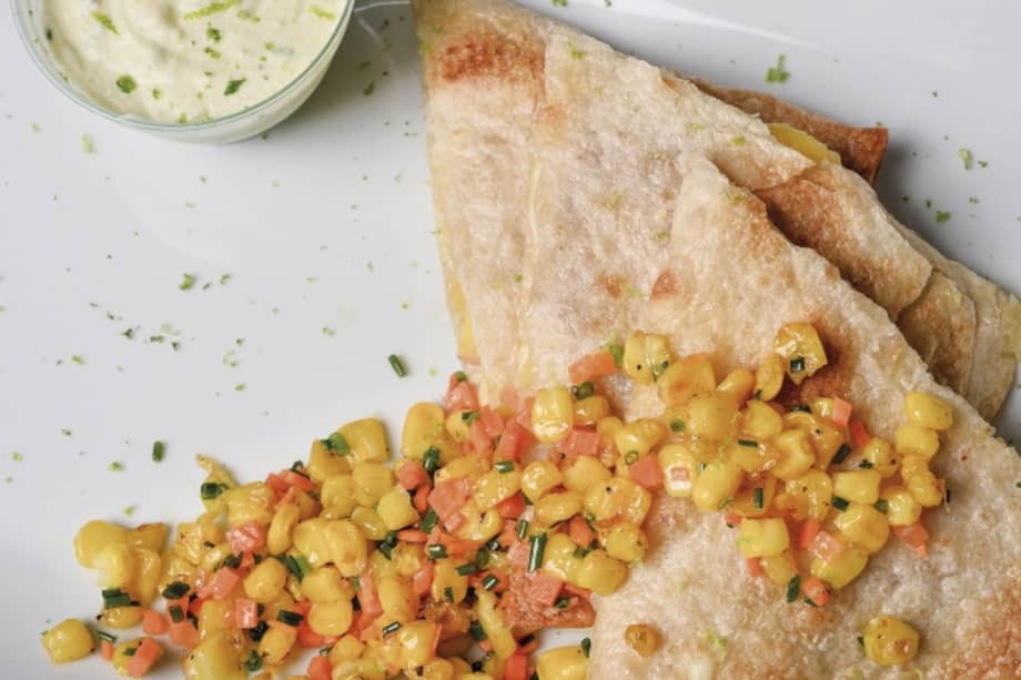 Plato de quesadilla con pollo y nectarinas