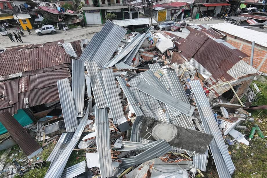 Fotografía que muestra este miércoles casas destruidas por el terremoto de magnitud 7,4 en el municipio Unión Panamericana en Chocó.