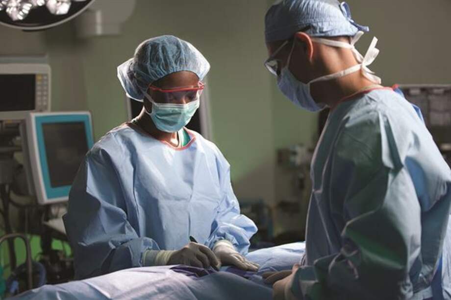 El código de mensajes, que usaría nudos de alambre, sería instalado en el esternón después de una cirugía cardiotorácica. / VIRIN