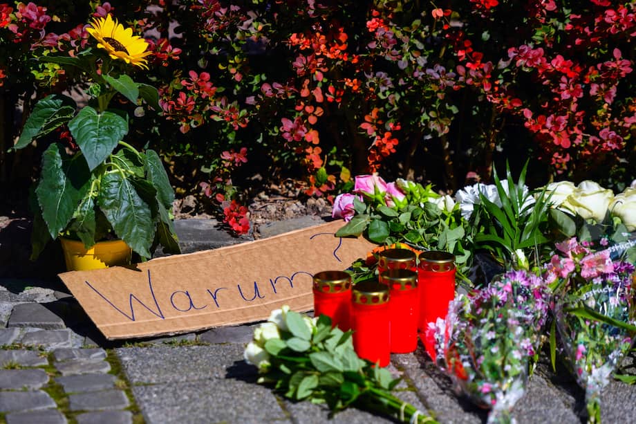 Un cartel que dice "¿por qué?" se lee en un sitio que, entre flores y homenajes, está cerca del lugar en el que ocurrió un ataque con cuchillo en Solingen, Alemania.