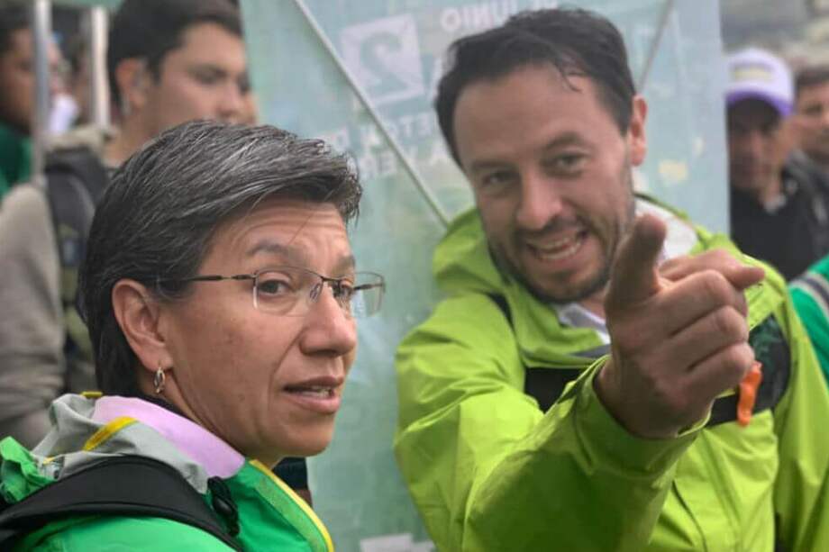 Torres (derecha) ha dado su sí desde su curul en el Concejo a proyectos impopulares de la actual administración, como un nuevo cobro de valorización y la venta de la ETB. / Tomada de Facebook.com/jorgebta