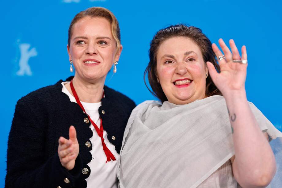 La escritora, directora y actriz estadounidense Lena Dunham y la directora de cine alemana Julia von Heinz posan en el fotociclo 'Treasure' durante el 74º Festival Internacional de Cine de Berlín 'Berlinale' en Berlín EFE/EPA/HANNIBAL HANSCHKE