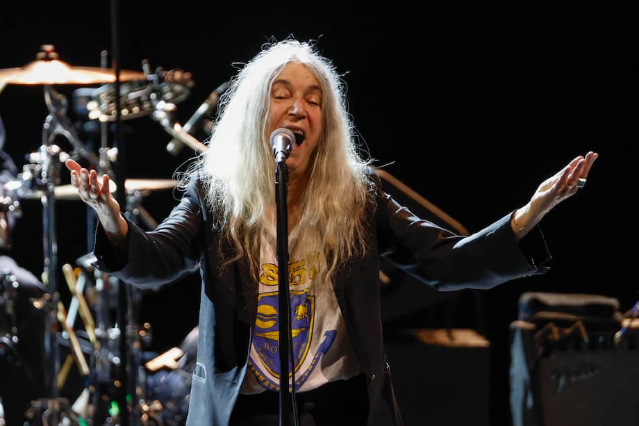 MADRID, 29/04/2026.- La cantante, compositora y escritora estadounidense Patti Smith durante un concierto en el Teatro Real de Madrid. La artista, cantante, compositora, escritora y activista estadounidense Patti Smith, considerada 'la madrina del punk', fue galardonada el miércoles pasado con el Premio Princesa de Asturias de las Artes 2026. Patricia 'Patti' Lee Smith (1946, Chicago, Estados Unidos), cuyas composiciones oscilan entre lo poético y lo musical, ha firmado a lo largo de sus más de cinco décadas de trayectoria profesional títulos tan conocidos como 'Because the night', coescrito con Bruce Springsteen, o 'People have the power'.