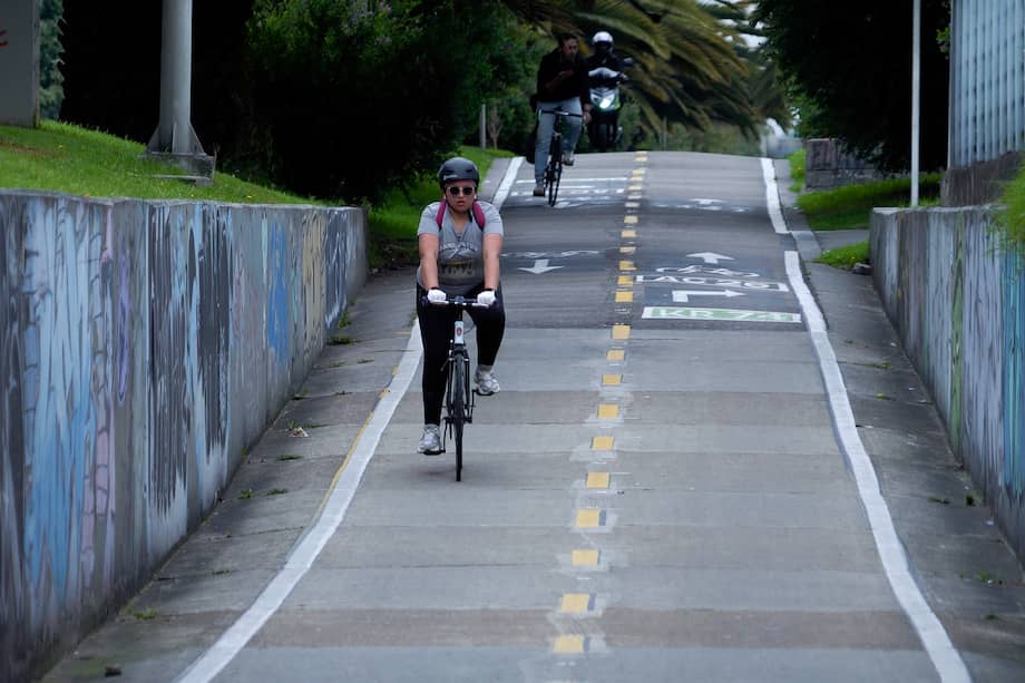 Entre enero y septiembre de 2025 se reportaron 5.000 casos de hurto de bicicletas. Cifra que equivale a un promedio diario de 21 robos. La ciclorruta y los puentes peatonales de la calle 26 y tramos de ciclorruta de la Av. 68 y la Av. Boyacá, en donde se realizan obras, son considerados por varios usuarios frecuentes como puntos críticos de seguridad.