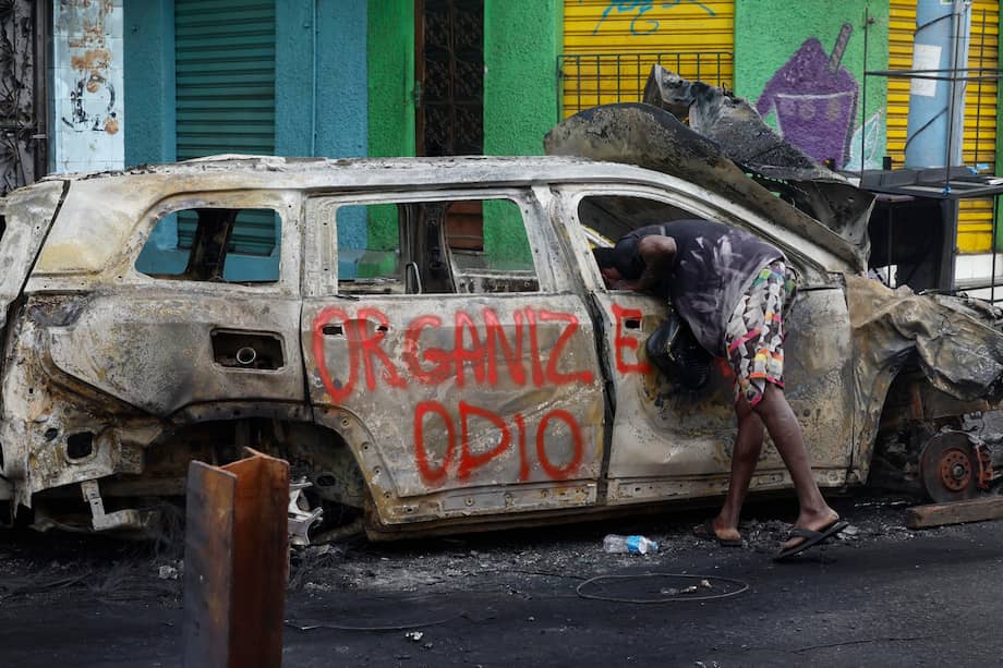 AME3085. RÍO DE JANEIRO (BRASIL), 29/10/2025.- Fotografía de dos vehículos incinerados en una calle este miércoles, en Río de Janeiro (Brasil). El megaoperativo del martes, en el que participaron 2.500 agentes, tenía como objetivo detener a cabecillas del Comando Vermelho, una de las organizaciones criminales mas antiguas y peligrosas de Rio. EFE/ Antonio Lacerda