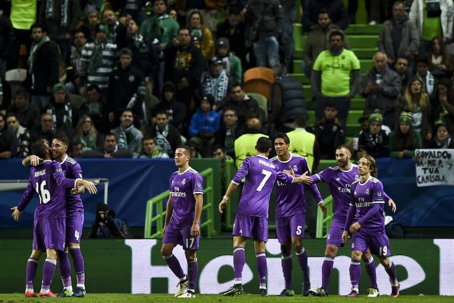Los jugadores de Real Madrid celebran uno de los tantos con los que vencieron este martes al cuadro portugués. / AFP