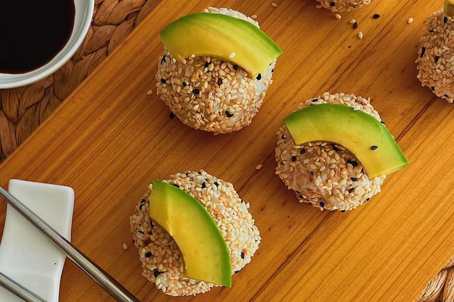 Estos sushi balls son ideales para conquistar paladares en la mesa con sabores asiáticos.