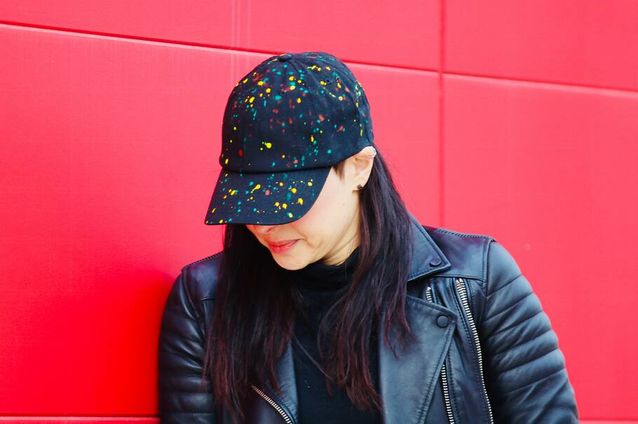 ¿Tienes una gorra en casa, pero no sabes cómo usarla? Acá te dejamos algunas ideas con las que podrás lucirla en cada look. ¡Anímate!