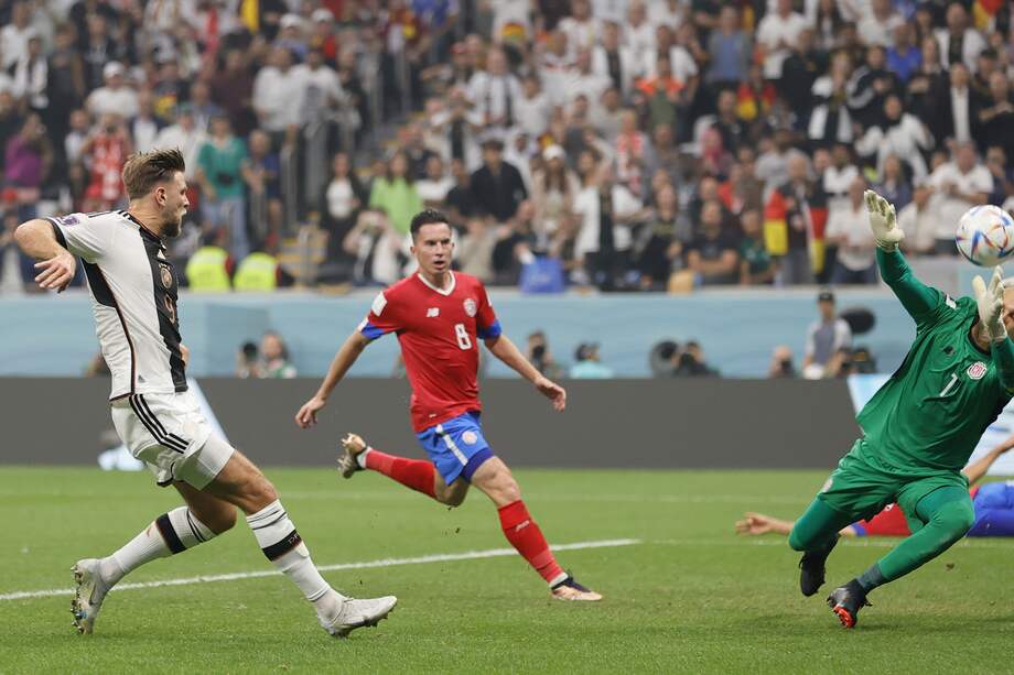 Keylor Navas le ataja un remate a Niclas Fuellkrug, atacante de Alemania.