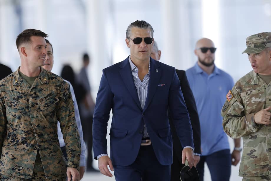 El secretario de Guerra de Estados Unidos, Pete Hegseth (c).