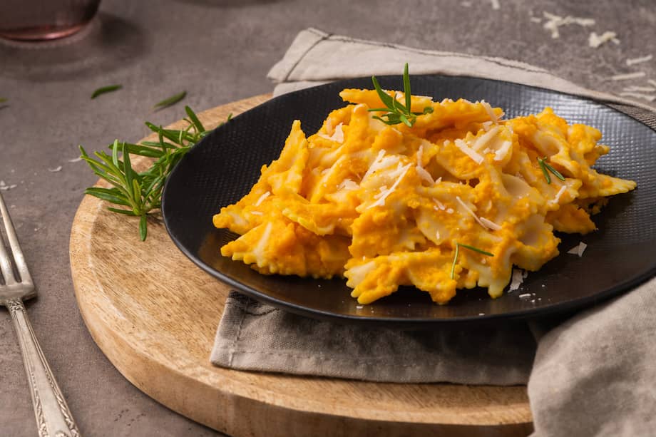 Sirve esta pasta de calabaza con queso parmesano por encima.