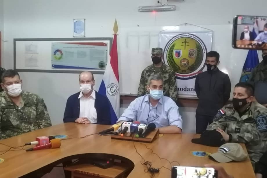 El presidente de Paraguay, Mario Abdo Benítez, con algunos mandos militares, habla de operación militar contra guerrilla.