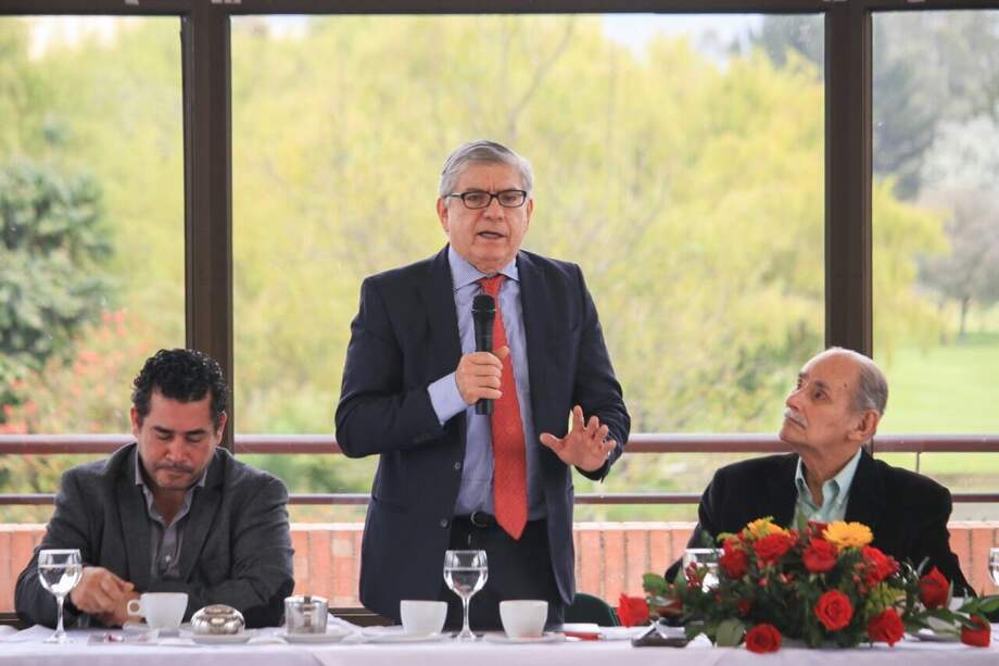 César Gaviria durante la reunión de liberales este jueves en Serrezuela Country Club, sobre la vía hacia La Mesa (Cundinamarca). / Cortesía Partido Liberal