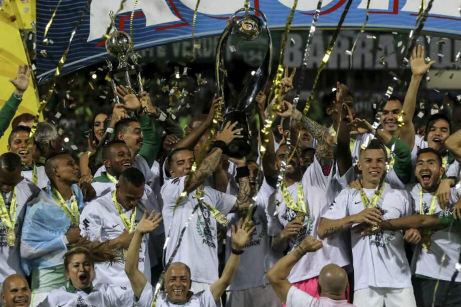 El plantel de Atlético Nacional levanta el trofeo de la Liga Águila 2017-I, que significa la estrella 16 del club verdolaga. / AFP