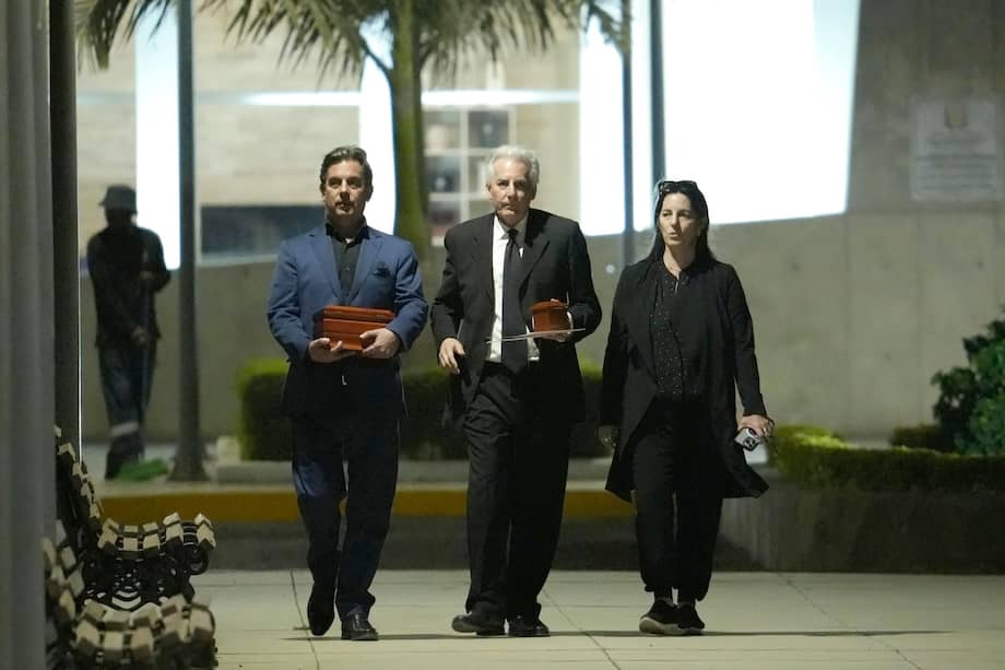 De izquierda a derecha, Gonzalo Vargas Llosa, Álvaro Vargas Llosa, y Morgana Vargas Llosa, hijos del escritor peruano Mario Vargas Llosa, caminan portando dos urnas con los restos de su padre afuera del Centro Funerario y Crematorio del Ejército de Chorrillos en Lima, Perú.