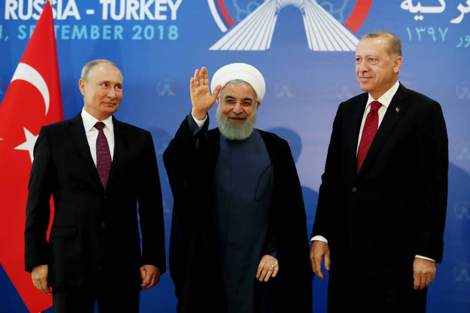 El presidente turco Recep Tayyip Erdogan (derecha), su homólogo iraní Hassan Rouhani (centro) y el mandatario ruso Vladimir Putin (izquierda). / AFP