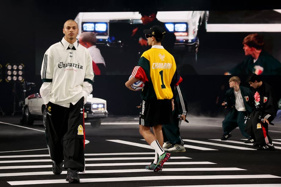 Modelo presenta las creaciones de Willy Chavarria. / Alain Jocard / AFP