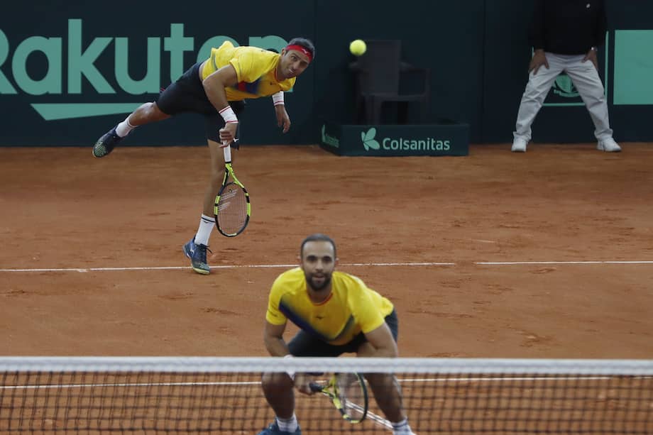 Juan Sebastián Cabal (d) y Robert Farah de Colombia en acción ante Daniel Evans y Neal Skupski de Reino Unido, durante un partido de dobles de la fase de clasificación de la Copa Davis 2023.