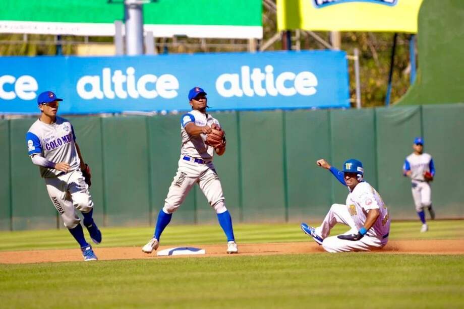 Caimanes de Barranquilla jugando contra Navegantes del Magallanes en la Serie del Caribe.