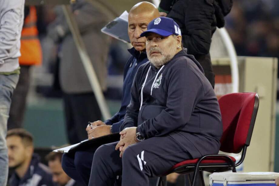 Diego Armando Maradona, durante el partido que le ganó Talleres de Córdoba a Gimnasia y Esgrima de La Plata. / AFP