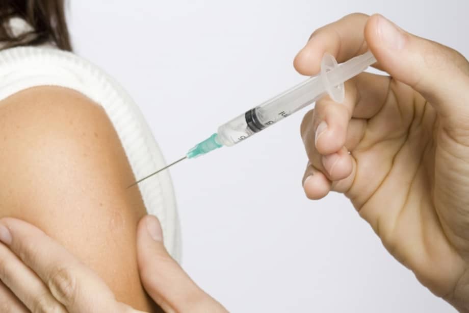 Esta vacuna protege frente a los tipos de virus de alto riesgo que causan la mayoría de los casos de cáncer de cuello uterino y una proporción importante de otros cánceres asociados.