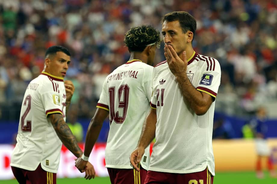 Mikel Oyarzabal, jugador de España, celebrando su gol contra Francia.