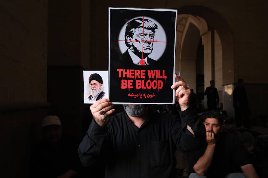 Un hombre sostiene un cartel contra Donald Trump durante los funerales del líder supremo iraní Alí Jameneí en Teherán.