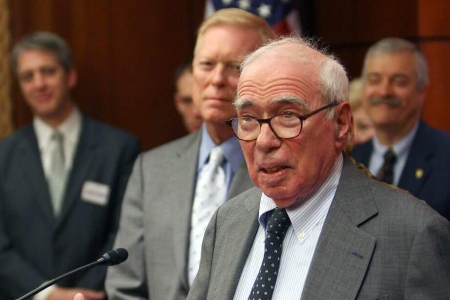 Conferencia de prensa de Félix Rohatyn en enero de 2010. / AFP