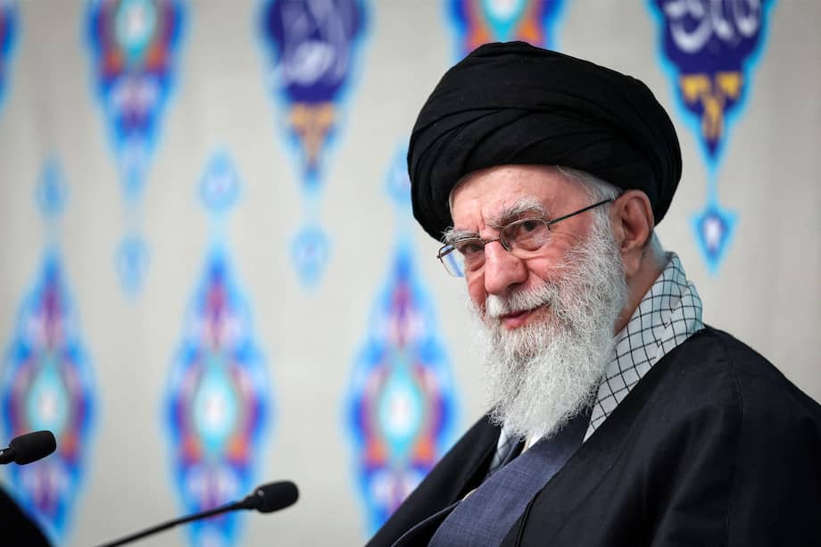 Foto de archivo del ayatolá Ali Khamenei en una reunión religiosa en Teherán el 19 de febrero de 2026.