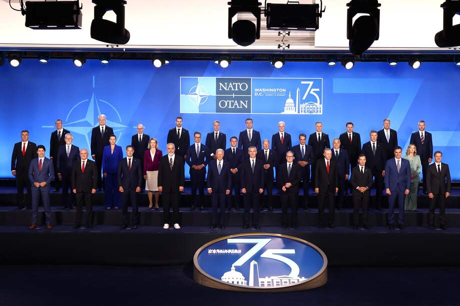 Los líderes de los países miembros de la OTAN posan para una foto durante la ceremonia de bienvenida a la reunión anual de la alianza.