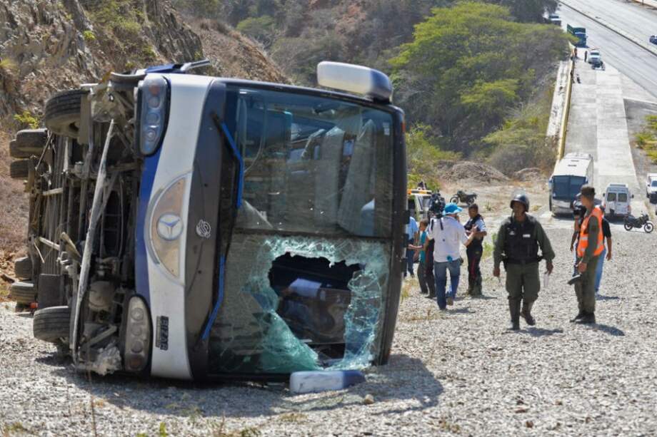 El bus que trasladaba a Huracán al aeropuerto en Venezuela se volcó. Foto: AFP