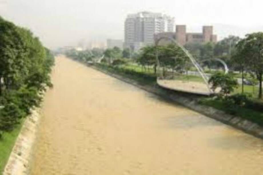 Alud de tierra cae sobre el Río Medellín en el municipio de Caldas