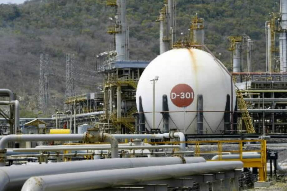 Caída de precios del petróleo presiona a Venezuela