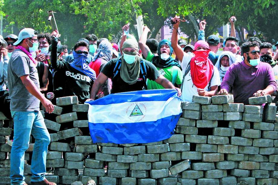 Las protestas contra el régimen pensional propuesto por Daniel Ortega comenzaron el pasado miércoles18 de abril y se han alargado por cinco días. / AFP