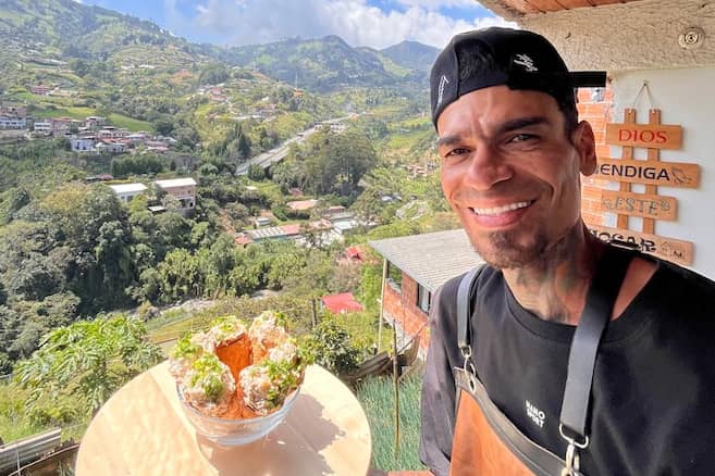 Víctor Rivera, từ người lau kính xe trở thành influencer ẩm thực nổi tiếng Colombia (Ảnh: Víctor Rivera)