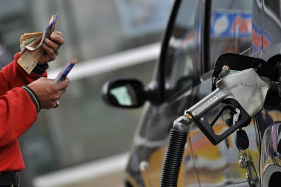 Galón de gasolina en enero de 2014 sube $100