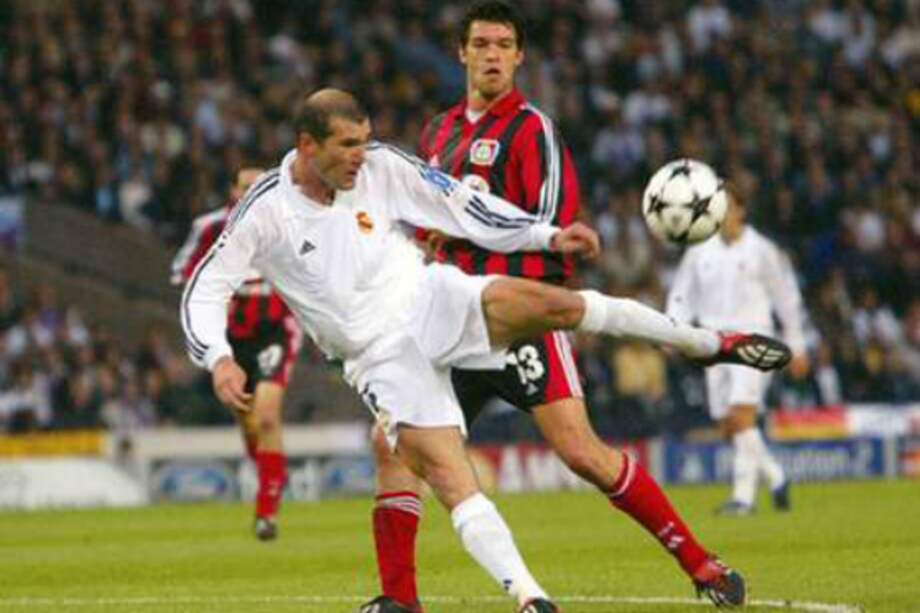 Zidane realiza la legendaria volea ante la mirada de Michael Ballack. / AFP