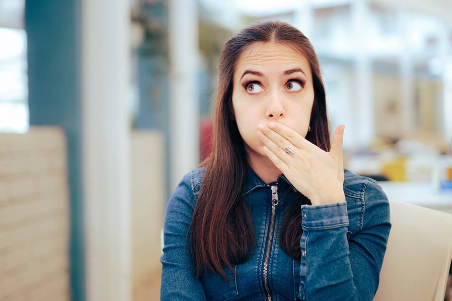 El hipo es una reacción involuntaria y a menudo molesta que ocurre cuando el diafragma, el músculo que separa el pecho del abdomen, se contrae de manera brusca e irregular, seguido de un cierre repentino de las cuerdas vocales.