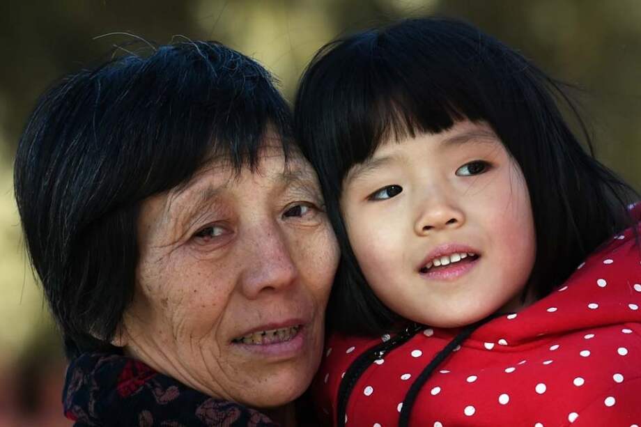 En una sociedad cada vez más competitiva, el gasto para que el único hijo llegue lo más lejos posible puede obligar a que padre, madre y los dos pares de abuelos le dediquen sus recursos económicos. / AFP